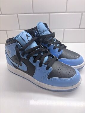 Jordan Kids Shoes in Black and Blue